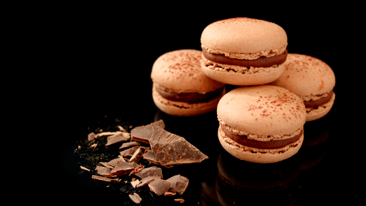 Macarons mit Schokolade und Kakao